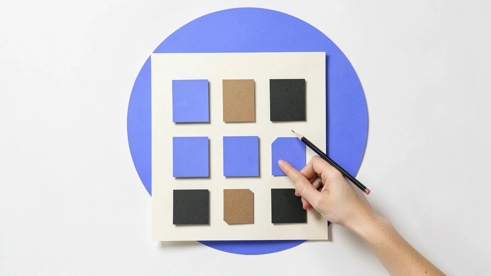 Ilustración en papel recortado: una persona señala una hoja con ocho bloques de colores
