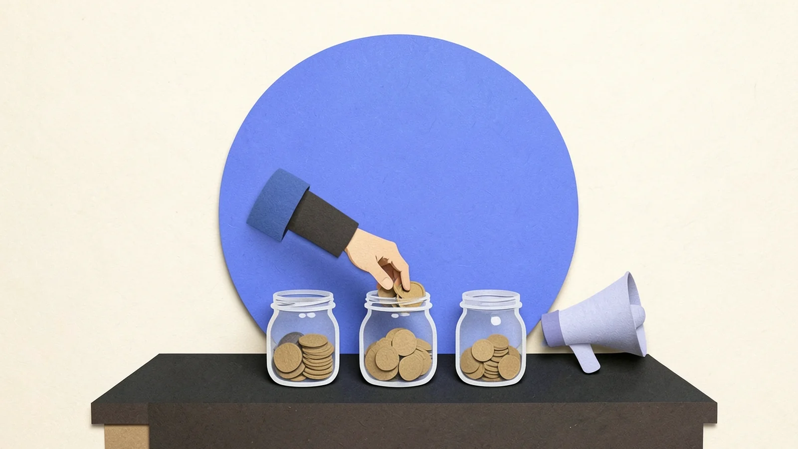 Ilustración en papel recortado: una dueña de negocio reparte monedas en tres frascos junto a un megáfono